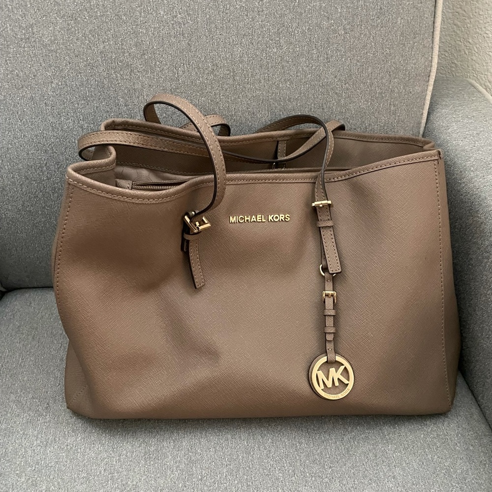 Micheal Kors beige purse/wallet